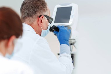 Kapat. Laboratuvar bilim adamları laboratuarda testler yapıyor..