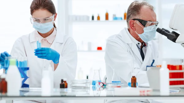 Empleados del laboratorio médico realizan análisis de sangre . —  Fotos de Stock