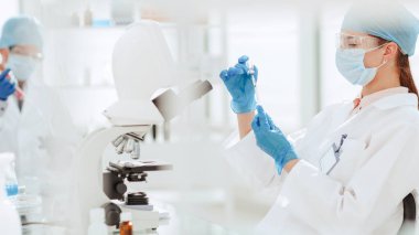 Kapat. Bilim adamı yeni bir aşı üzerinde araştırma yapıyor..