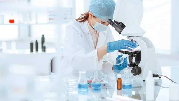 Fecha. cientista feminina olhando através de um microscópio. — Fotografia de Stock