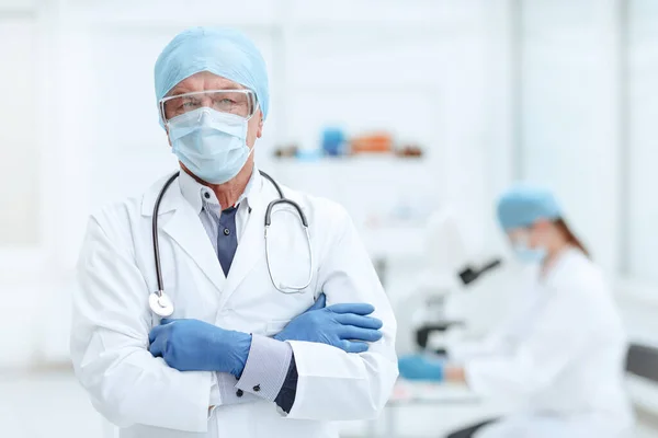 Fecha. médico praticante em pé em um laboratório médico. — Fotografia de Stock