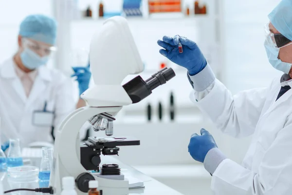 Scientist opening an ampoule with a new vaccine . — Stock Photo, Image