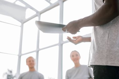 Kapat. Bir grup genç kendi fikirlerini tartışıyor.