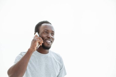 Yakışıklı adam akıllı telefonuyla konuşuyor. beyaz üzerine izole