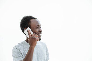 Akıllı telefonlu yakışıklı adam fotokopi alanına bakıyor..