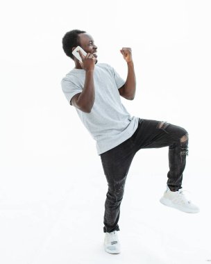 Tam gelişim. Neşeli adam cep telefonuyla konuşuyor.