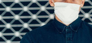 Kapat. Koruyucu maskeli modern bir genç adam.