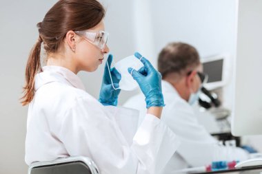 Kapat. Kadın bilim adamı yeni bir araştırmaya başlıyor..