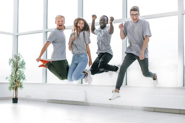 Jóvenes empleados felices se divierten en la nueva oficina. — Foto de Stock