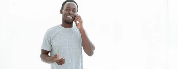 Joven serio hablando en su teléfono inteligente. — Foto de Stock