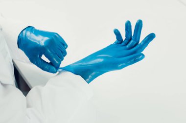 Kapat. Doktor koruyucu eldiven takıyor..