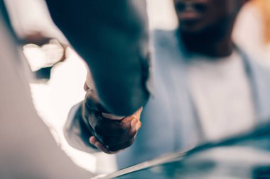 Kapat. Genç iş adamlarının el sıkışmasının arka plan resmi.