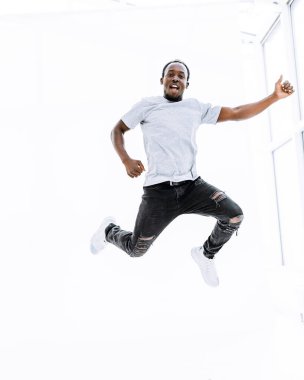 Tam gelişim. Mutlu dansçı adam başparmağını kaldırıyor..