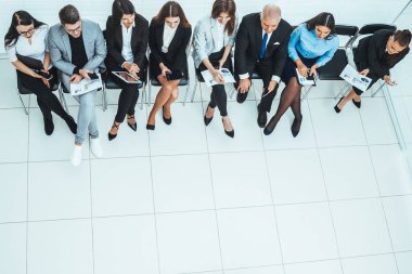 Üst Manzara. Yönetici ve çalışanlar mali verileri tartışır