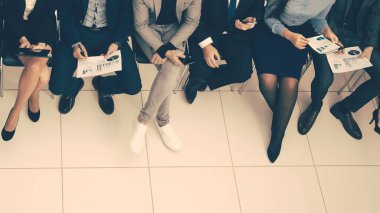 Üst düzey çalışan grubu mali belgeleri tartışıyor.