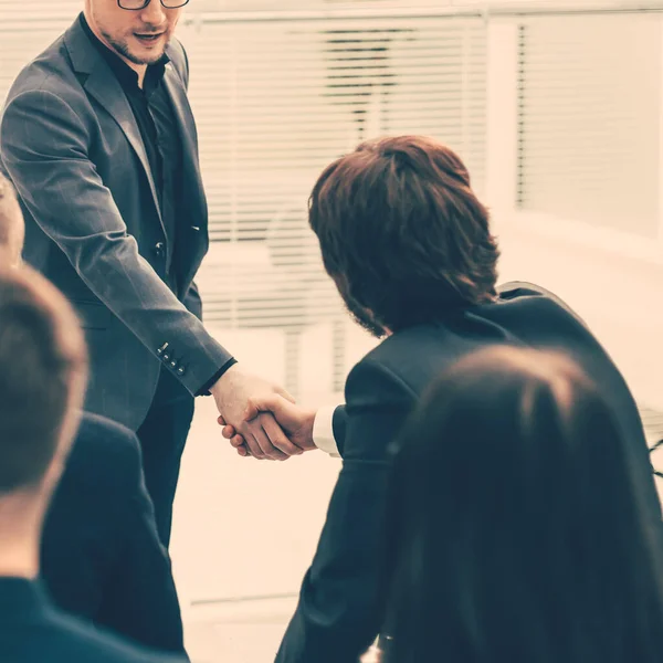 Geschäftskollegen begrüßen sich per Handschlag — Stockfoto