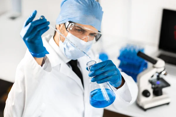 Fecha. cientista estudando o líquido em um frasco médico. — Fotografia de Stock