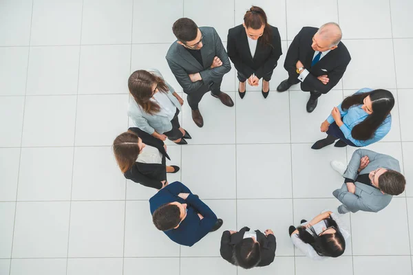 Vista superior. grupo de empresarios de pie en un círculo. — Foto de Stock