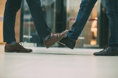 Kapat. Gençler birbirini selamlıyor .