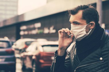 Kapat. Sıradan bir adam sokakta sigara içiyor.