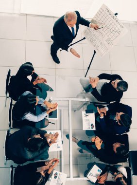 Üst Manzara. Patron iş ekibiyle toplantıda.