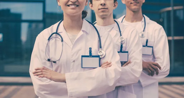 Doe dicht. groep zelfverzekerde medische professionals die op een rij staan. — Stockfoto