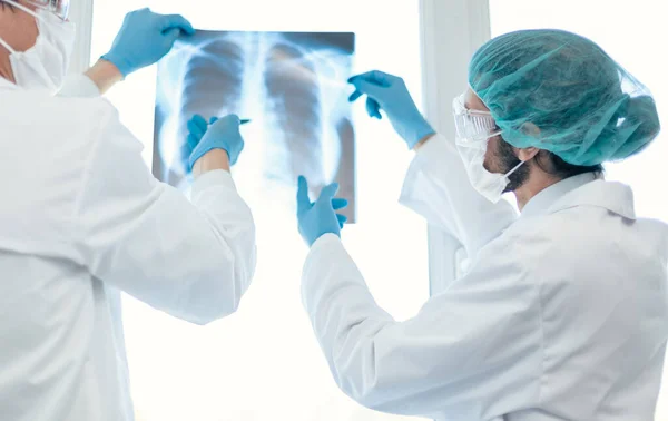 Kapat. Tıp arkadaşları akciğerlerin röntgenini tartışıyor. . — Stok fotoğraf