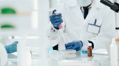 Bilim adamları bir tıp laboratuarında test yapıyorlar. bilim