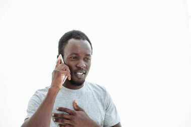 Akıllı telefonlu yakışıklı adam fotokopi alanına bakıyor..