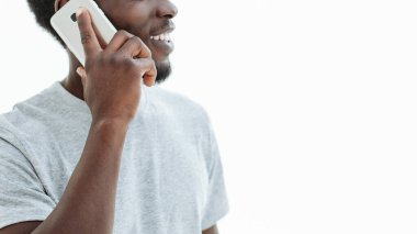 Akıllı telefonlu yakışıklı adam fotokopi alanına bakıyor..