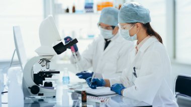 Kapat. Bilim adamları modern bir laboratuvarda araştırma yapıyorlar. .