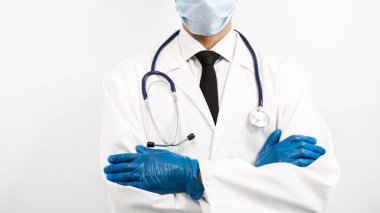 Kapat. Koruyucu maskeli ciddi bir sağlık görevlisi sana bakıyor..