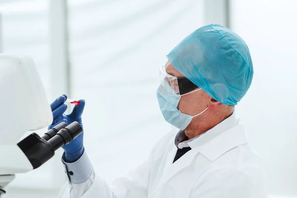 Fecha. cientista em testar uma nova droga no laboratório . — Fotografia de Stock