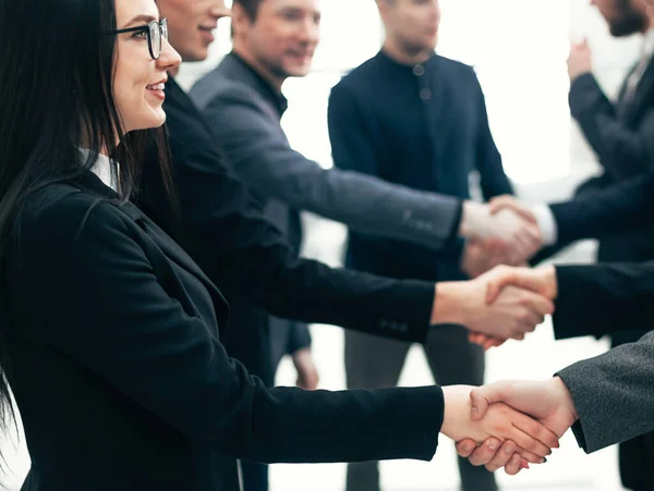 Fecha. um grupo de jovens empreendedores apertando a mão uns dos outros — Fotografia de Stock