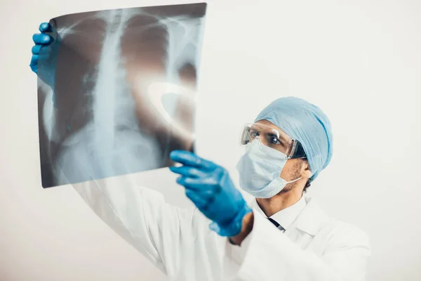 De cerca. doctor mirando la radiografía de los pulmones. — Foto de Stock