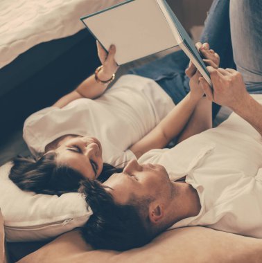 Genç çift yeni dairelerinin tasarımını tartışıyor..