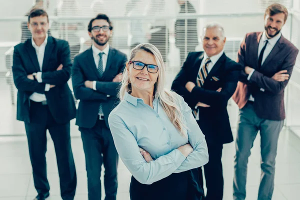 Trotse zakenvrouw staat voor een business team — Stockfoto