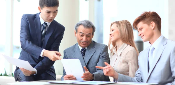 Jefe y equipo de negocios discutiendo documentos de negocios. de cerca . —  Fotos de Stock