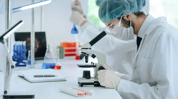 Assistente de laboratório realiza análise de testes em laboratório. — Fotografia de Stock