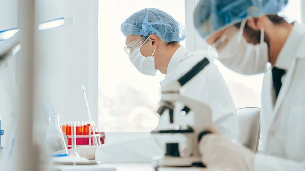 Fecha. cientista usando um microscópio no laboratório. — Fotografia de Stock