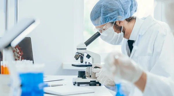 Fecha. um grupo de médicos e cientistas trabalha no laboratório. — Fotografia de Stock