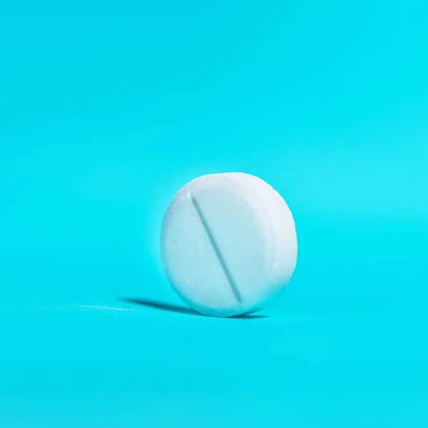 Große weiße Tablette auf blauem Hintergrund . — Stockfoto