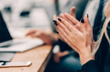 Kapat. Çalışma grubu masada otururken alkışlıyor.