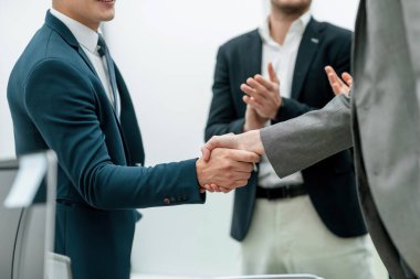 Kapat. İş ortakları elleriyle anlaşmayı onaylıyorlar.