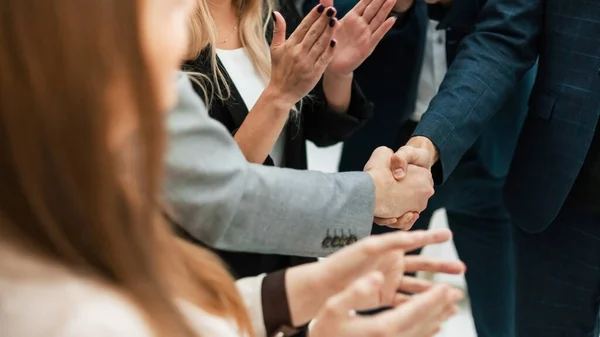 De cerca. socios de negocios estrechando la mano en la oficina. —  Fotos de Stock