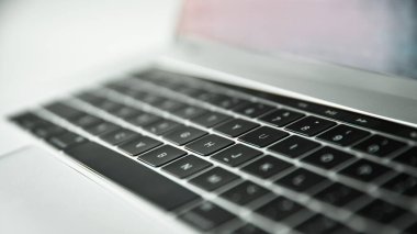 Kapat. dizüstü bilgisayardaki anahtarlar.