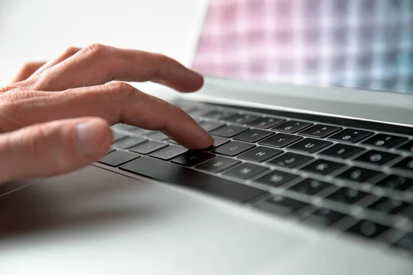 De cerca. hombre usando un atajo de teclado en un teclado portátil. — Foto de Stock