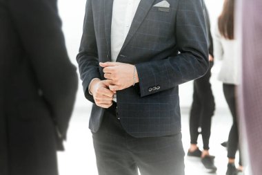 İş adamları ofiste dikilip konuşuyor.