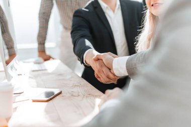 Kapat. İş ortaklarının güçlü tokalaşması