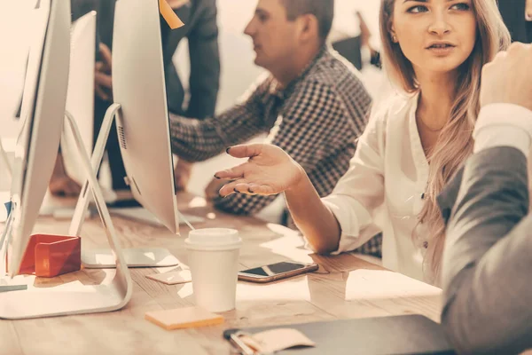 Colegas discutiendo ideas para un nuevo proyecto — Foto de Stock